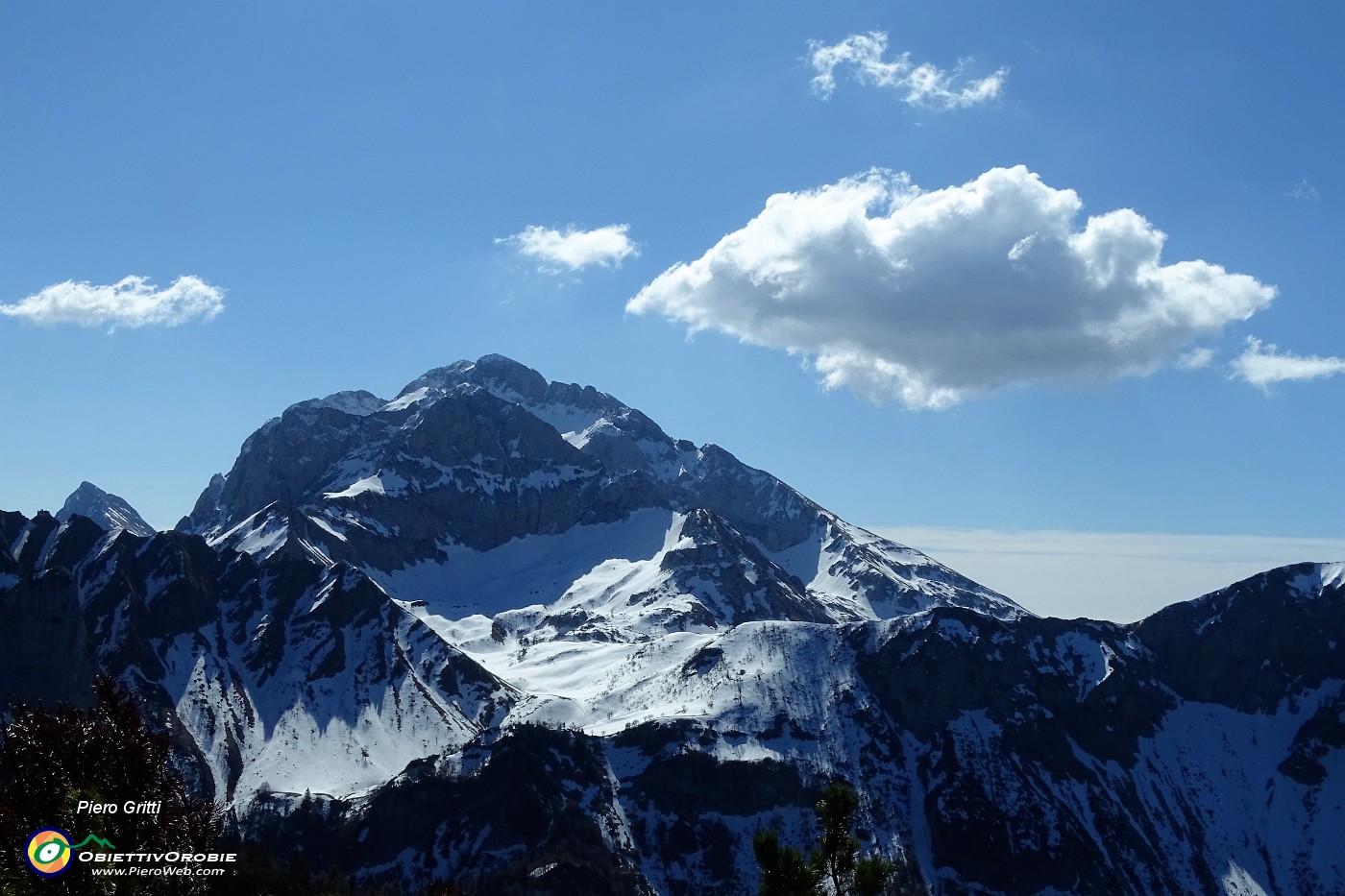 47 Sul Sentiero dei Roccoli vista in Arera.JPG